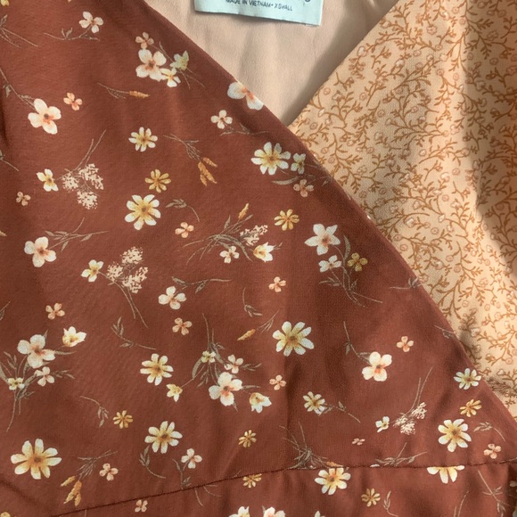 EUC Juniors Paper Crane Double Print Faux Wrap Peplum Top Size XS - Picture 7 of 9